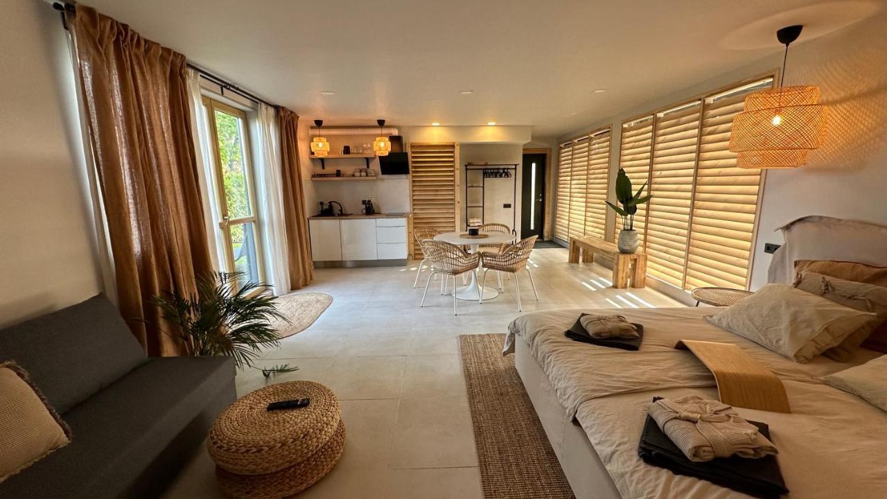Ulu - Design House & Garden Villa *